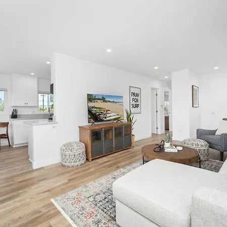 Remodeled - Modern - 2 Bedroom - Walk To The Beach
